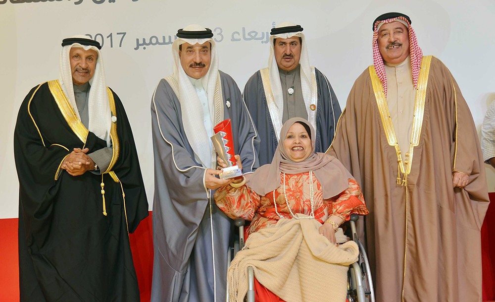 وزير العمل والتنمية الاجتماعية يشيد بجهود منيرة بن هندي في النهوض بأوضاع ذوي العزيمة