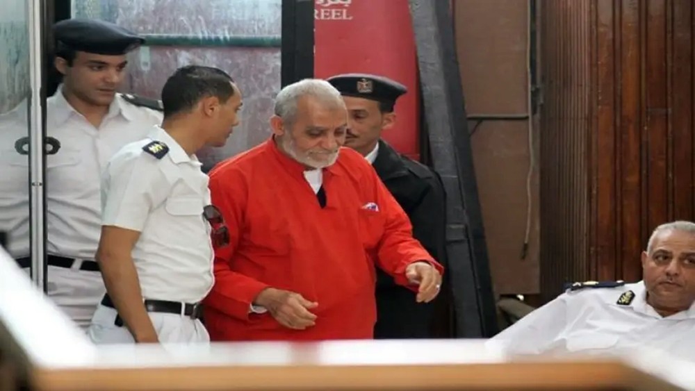 مصر.. المؤبد لمرشد الإخوان و10 قياديين باقتحام الحدود