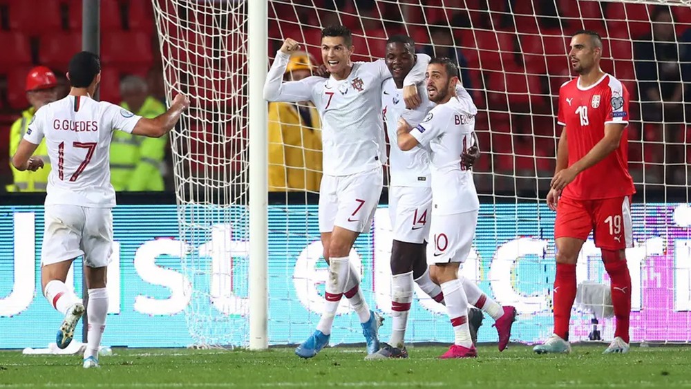 البرتغال تحقق فوزها الأول في التصفيات وتهزم صربيا