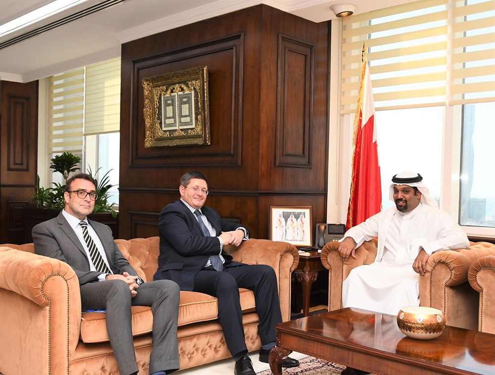 وزير المالية يشيد بالعلاقات التاريخية المتميزة بين البحرين وبريطانيا