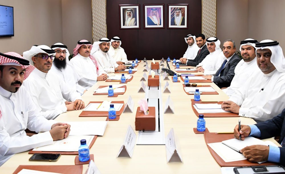 وزير الأشغال يبحث عددًا من المشاريع الخدمية لمنطقة المحرق