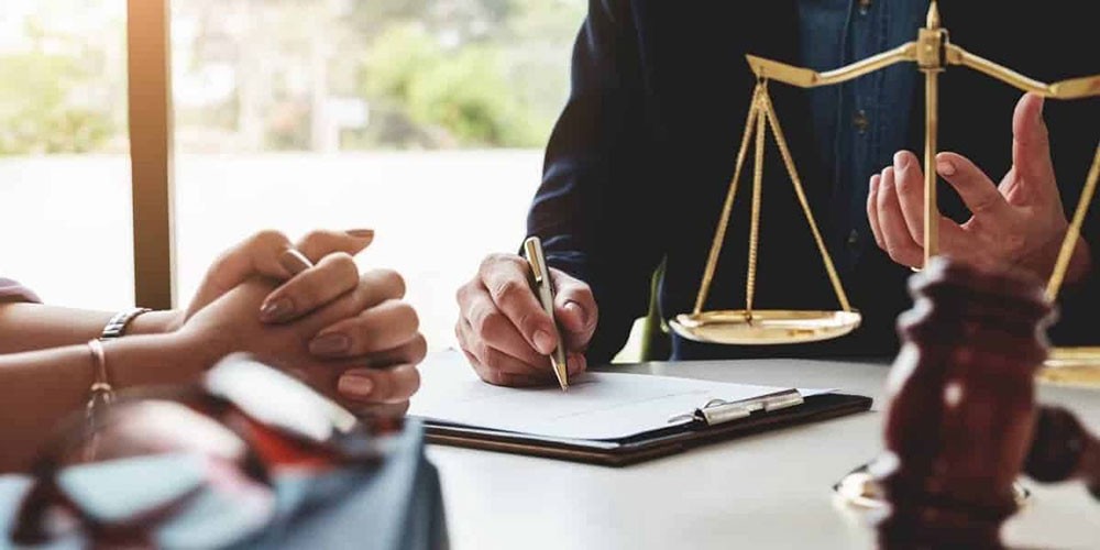 الحبس شهر لمحامية امتنعت عن سداد رواتب موظفة