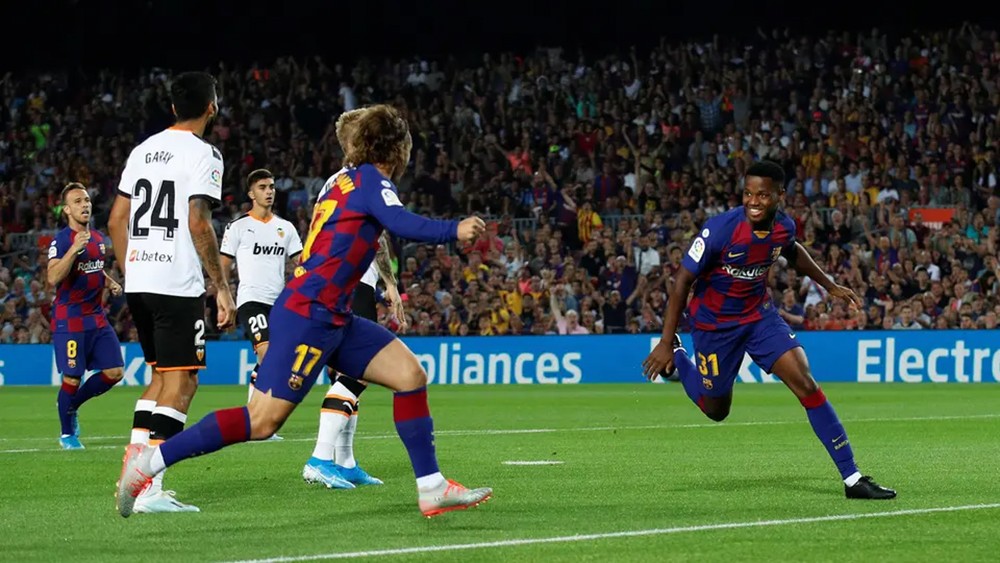 فوز كبير لبرشلونة على فالنسيا.. وأنسو فاتي يدخل التاريخ