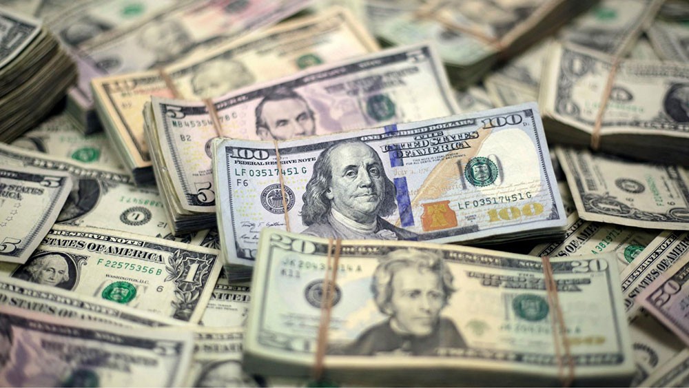 الدولار ينتعش مع استيعاب الأسواق لصدمة النفط