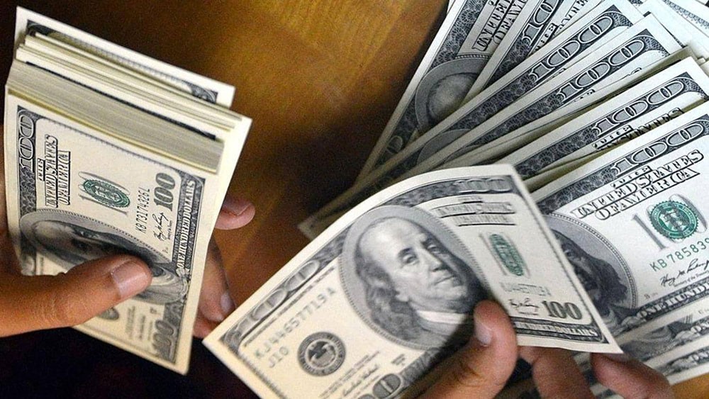 الدولار يرتفع وسط تراجع توترات النفط 