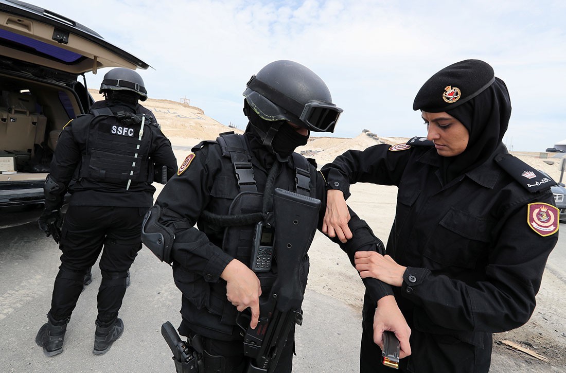 سكرانة تدعو لشرطية بعدم الرزق بالأولاد وتصف أخرى بـ"بودي قارد"