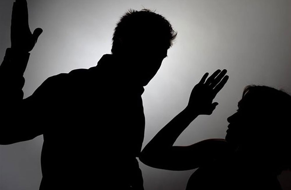 رفض معارضة سكران محكوم 3 سنوات لضربه شابة "بوكس" وركلها