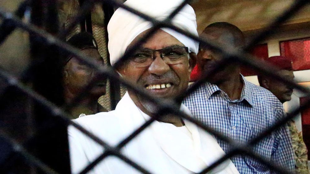عين السودانيين على رجالات البشير.. مطالبات بالمحاسبة