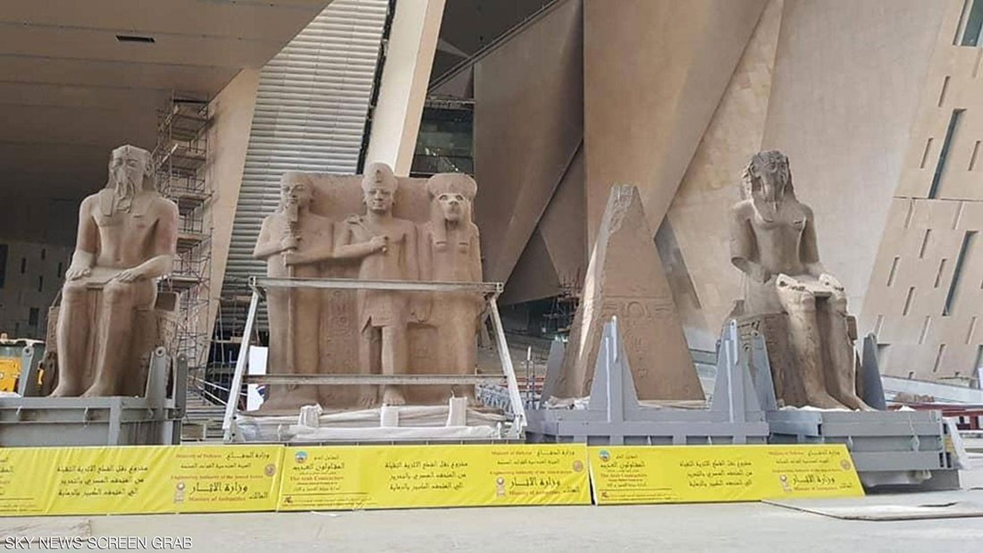  الآثار المصرية تنقل 4 قطع ضخمة إلى "المتحف الكبير" 