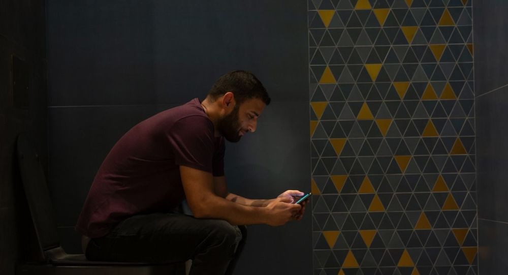 دراسة تكشف مخاطر استخدام الهاتف الذكي في دورة المياه