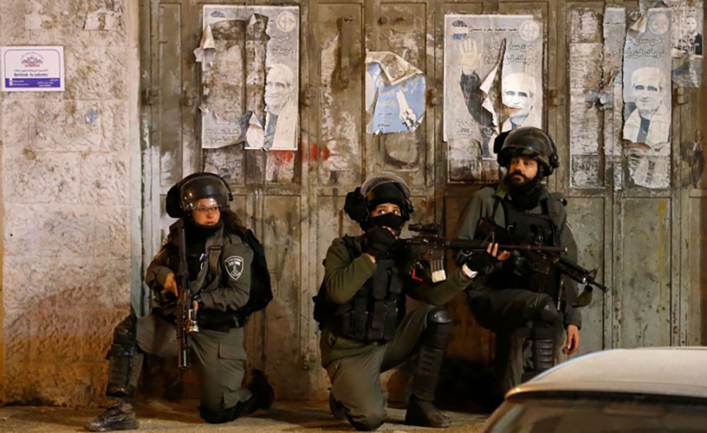 الاحتلال يشن حملة اعتقالات تطال 22 فلسطينيا بالقدس المحتلة
