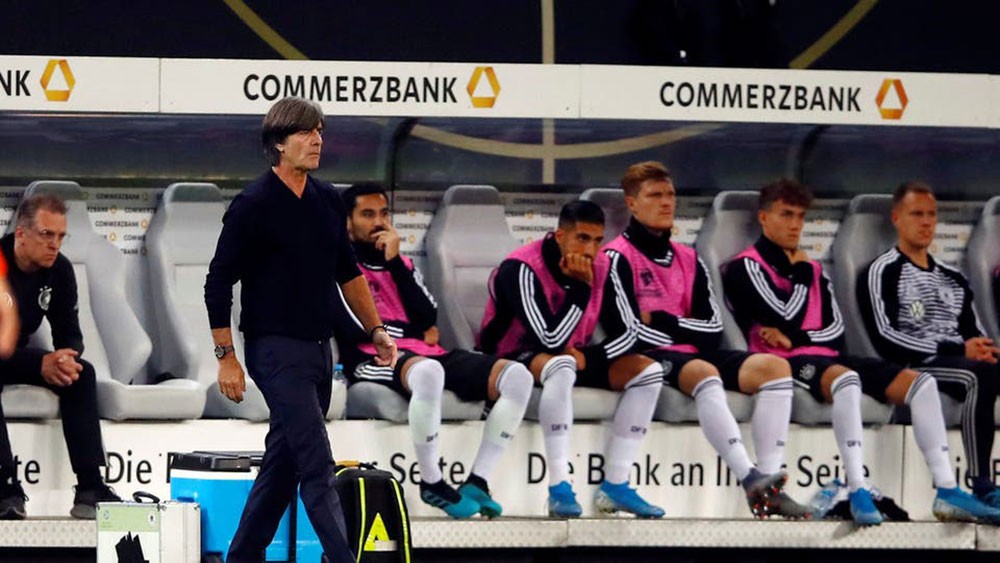 لوف استبعد الفائزين بالمراكز الثلاثة من جائزة أفضل لاعب