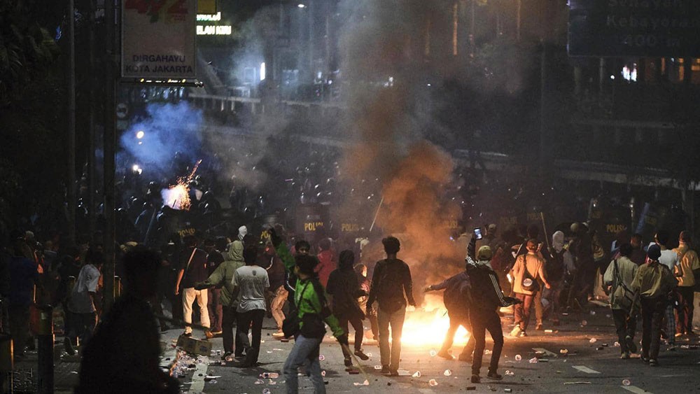 قتيلان باحتجاجات طلابية عنيفة في إندونيسيا