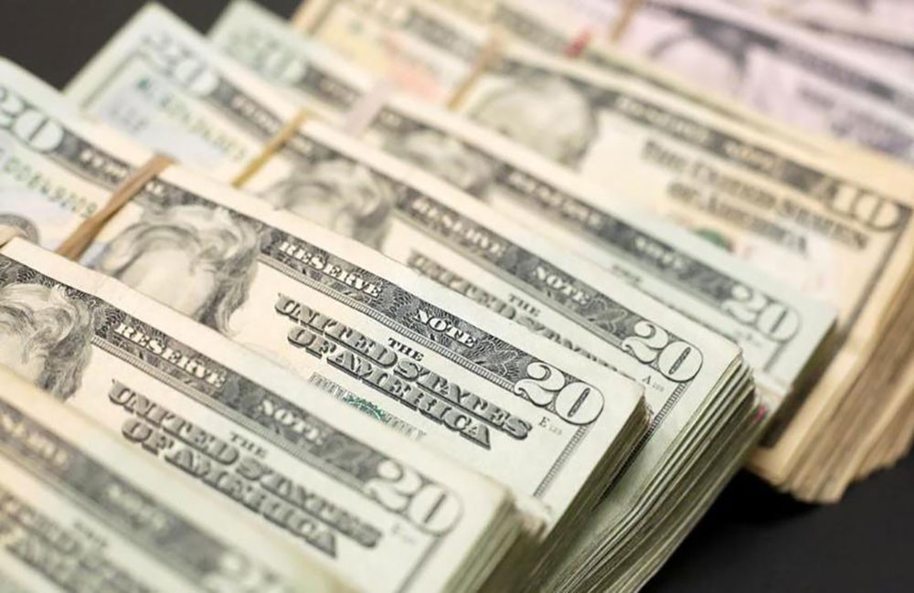 الدولار يتراجع مع ترقب المتعاملين لأنباء بشأن التجارة