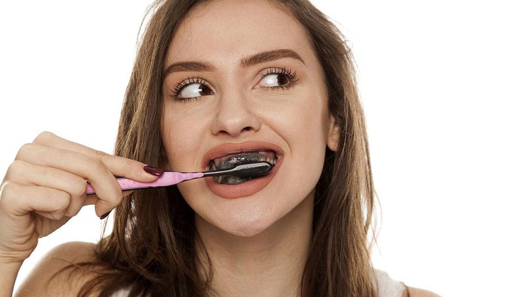 تبييض الأسنان بالفحم.. حقيقة أم وهم؟