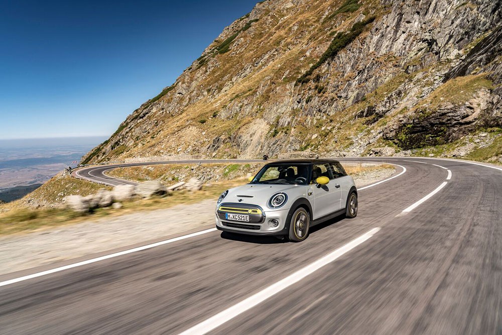 MINI Cooper SE رحلة حافة بالمتعة