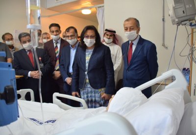 بعد تكلل العمليات بنجاح تام.. وزيرة الصحة تزور مرضى زراعات الكلى بالسلمانية