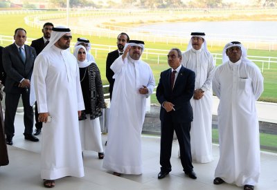 خلف يتفقد نادي راشد للفروسية وسباق الخيل