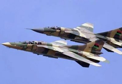 ليبيا.. الجيش يهاجم معسكرات الميليشيات والوفاق مرتبكة