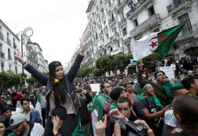 إضراب معتقلين في الجزائر.. وتظاهرات ترفض الرئاسيات