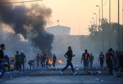 العراق.. الغضب يحرق مقرات الأحزاب وصور خامنئي بالناصرية