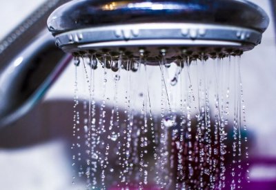 فوائد الاستحمام بالماء البارد وكيف يتم ذلك