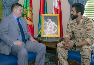 سمو الشيخ ناصر بن حمد يبحث مع السفير البريطاني التعاون المشترك
