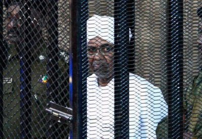 حكومة السودان تحت الضغوط... هل يسلم البشير إلى لاهاي؟