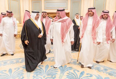 سمو ولي العهد يقدم واجب العزاء إلى الأمير بندر بن سلطان