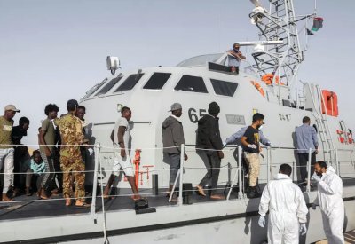 إنقاذ 74 مهاجرا قبالة ساحل ليبيا وإعادة 110 آخرين لتونس