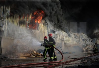 بالصور: حريق يدمر مستودع لمواد البناء.. و 12 الية للدفاع المدني تكافحه