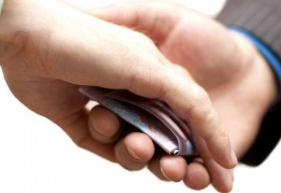 القبض على موظف بوزارة الأشغال تسلم رشوة مقابل تقديم خدمة لإحدى الشركات