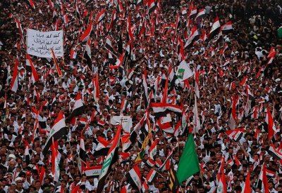 آلاف العراقيين يهتفون في كربلاء.. "يا فاسد اطلع برا"