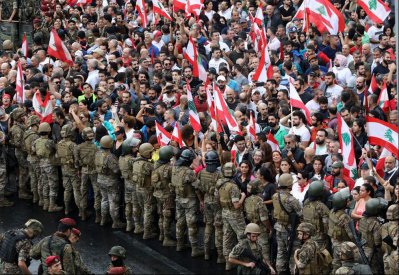 لبنان.. الحريري يتمسك بفتح الطرق وبري يلوح بفزاعة الفراغ