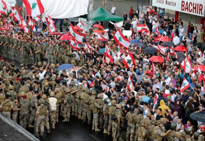 على وقع غضب الشارع.. حكومة لبنان تترنح