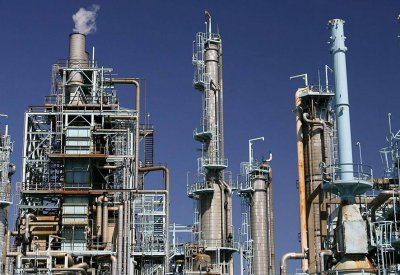 أسعار النفط تتراجع وسط توقعات بضعف الطلب