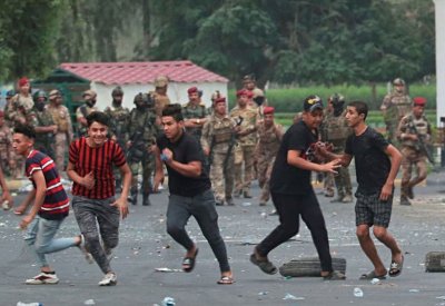 بغداد.. عشرات المتظاهرين يتوافدون إلى ساحة التحرير