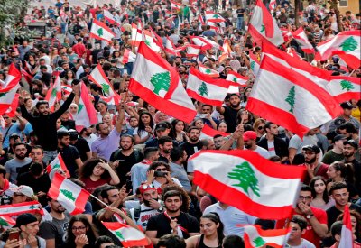 لبنان.. الاحتجاجات تتواصل بسلسلة بشرية من الجنوب للشمال