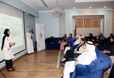 محافظة العاصمة تقيم محاضرة تثقيفية حول "دور المرأة في مجال التعليم العالي"