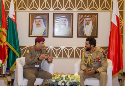 ناصر بن حمد يلتقى عددا من المسؤولين العسكريين ويؤكد على اهمية تبادل الخبرات