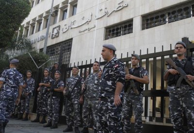 حراك لبنان بيومه الـ 13.. مواد تنفد وإقبال على الصرافات