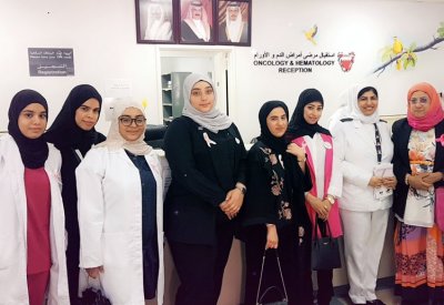 عضوات "نبضة حياة" يزرعن الابتسامة على وجوه مرضى السرطان