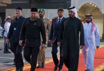 خالد بن حمد في مقدمة مودعي الرئيس الشيشاني