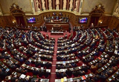 مجلس الشيوخ الفرنسي يناقش حظر الحجاب في "النزهات المدرسية"