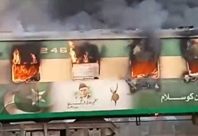 حريق يلتهم أقدم قطارات باكستان.. 65 قتيلاً و40 جريحاً
