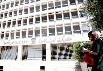 ضبابية المشهد السياسي تثقل كاهل اقتصاد لبنان الغارق بالديون
