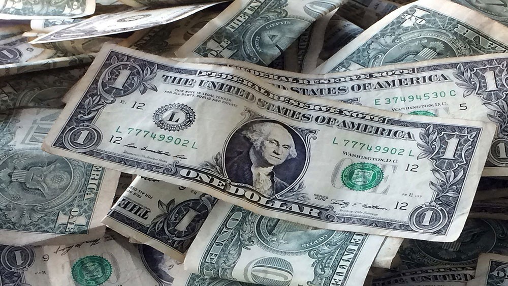 مؤشر الدولار يرتفع لأعلى مستوى في عامين
