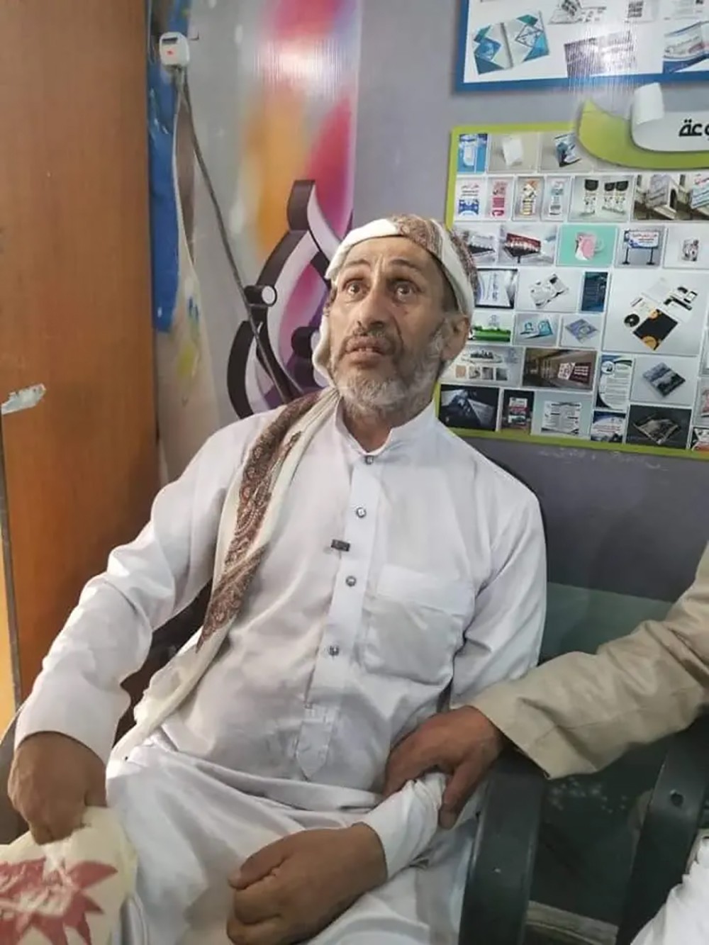 تعذيب شديد.. يمني يخرج مشلولاً من سجون الحوثي