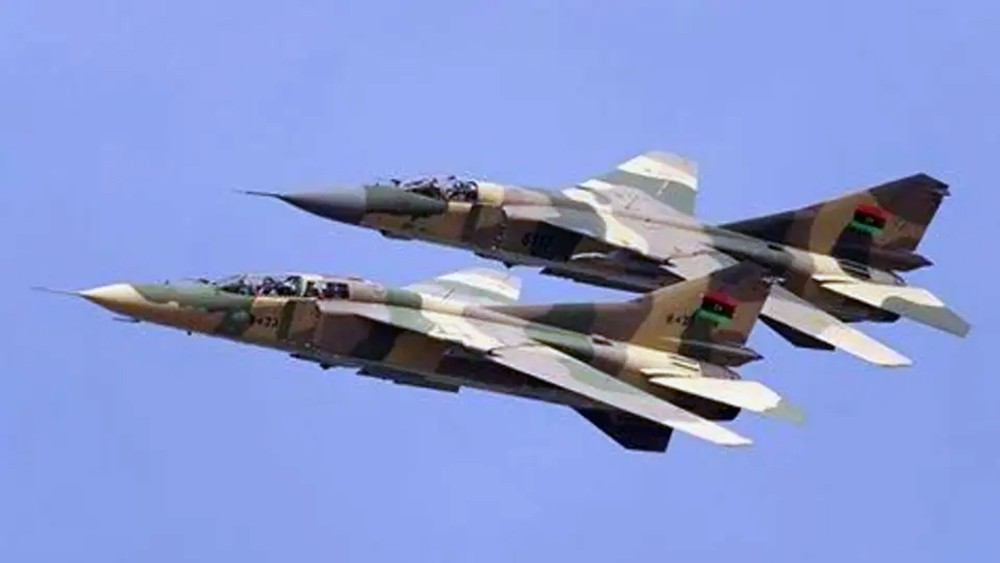 ليبيا.. الجيش يهاجم معسكرات الميليشيات والوفاق مرتبكة