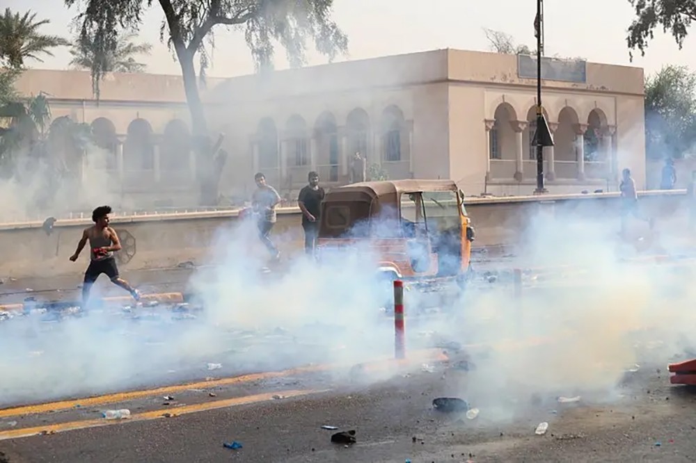 بغداد.. متظاهرون رغم الحظر ورصاص يرفع القتلى